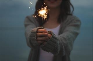 med utstrakt stjerneskudd i hånden - ønsker vi godt nytt år - Klikk for stort bilde