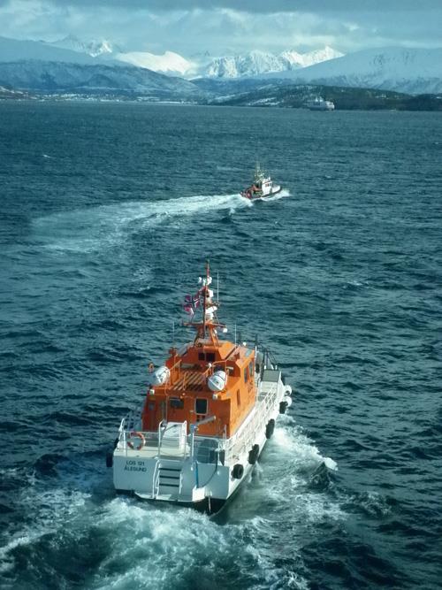 to redningsbåter i fart - Klikk for stort bilde