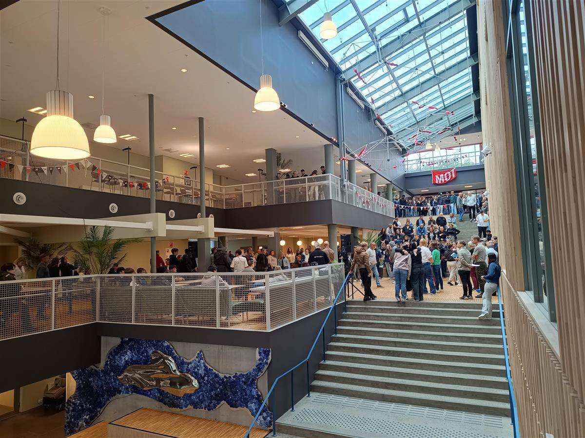 Elevene møttes i Glassgården første skoledag.